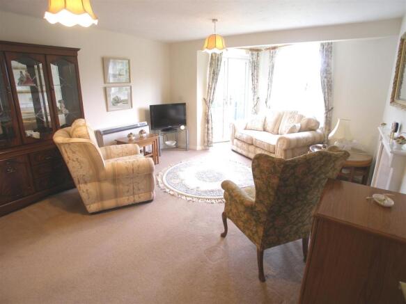 LOUNGE/DINING ROOM