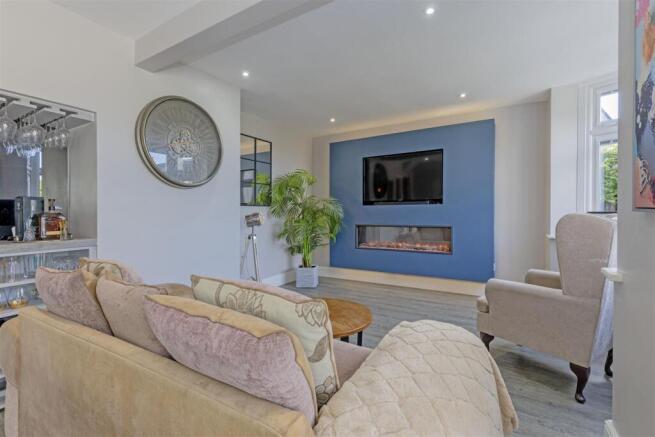 4 bed Detached for sale Image 11