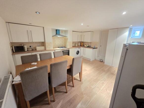 2 bed Terraced to rent Image 5