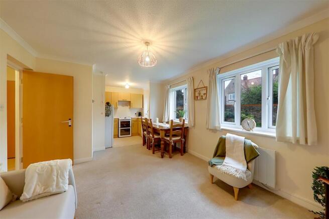 Lounge/Dining Room