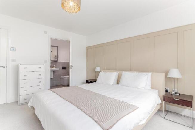 5 bed Detached for sale Image 8