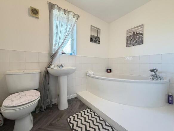 4 bed Detached for sale Image 8