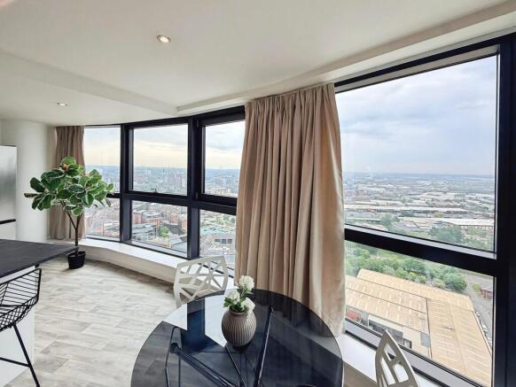 2 bed Penthouse to rent Image 4