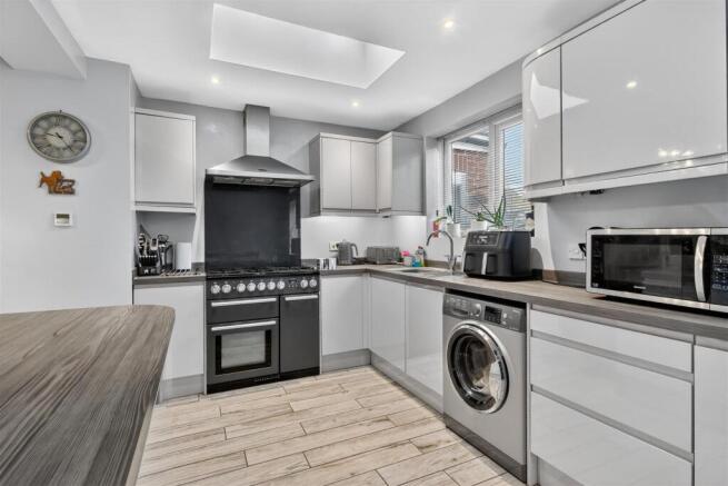 4 bed Semi-Detached for sale Image 5