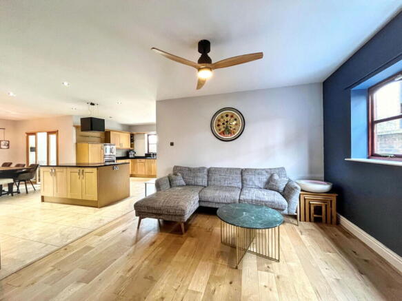 6 bed Detached for sale Image 4