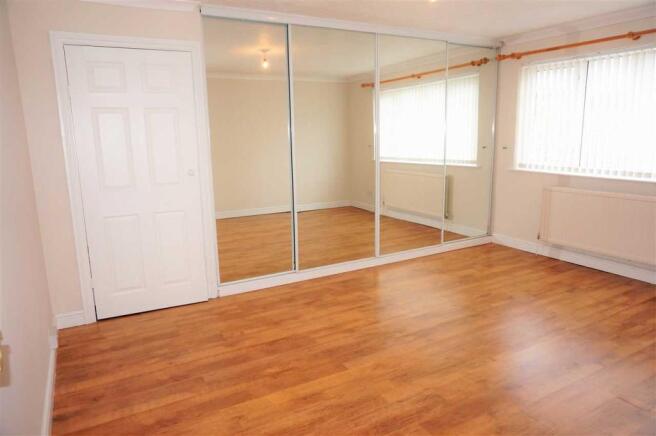 FRONT BEDROOM 1 :