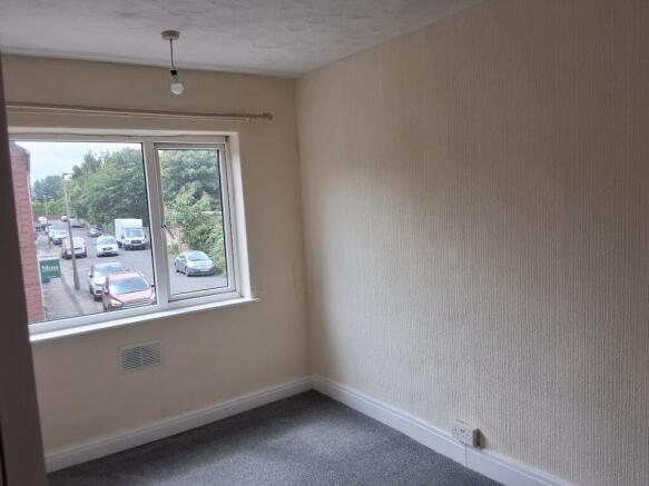 2 bed Terraced to rent Image 6