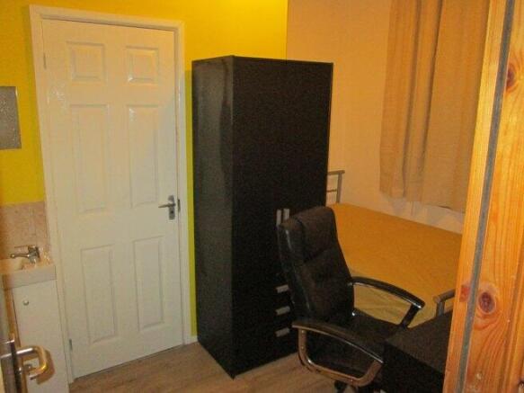 4 bed House Share to rent Image 5