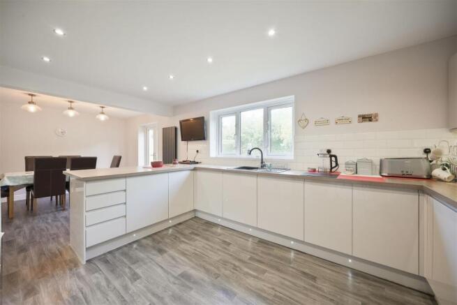 5 bed Detached for sale Image 6