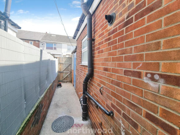 2 bed Terraced to rent Image 12