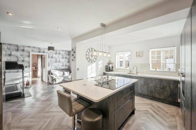 5 bed Detached for sale Image 6
