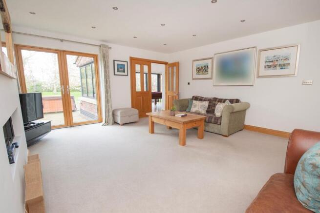 5 bed Detached for sale Image 11