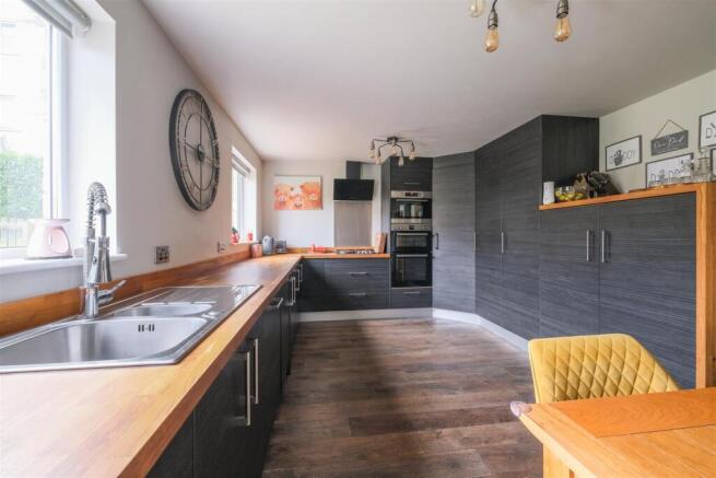4 bed Detached for sale Image 4