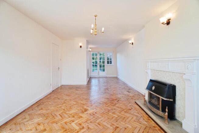 Large Garden & Garage, sold with no upward chain on London Road photo 4