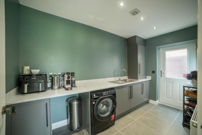 5 bed Detached for sale Image 7