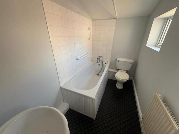 2 bed Terraced to rent Image 6