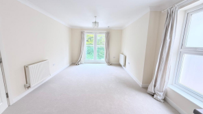 21, Burney House, Highbury Drive, Leatherhead KT22 7UJ
