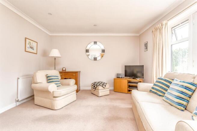 flat-courtlands-crescent-banstead-1011.jpg
