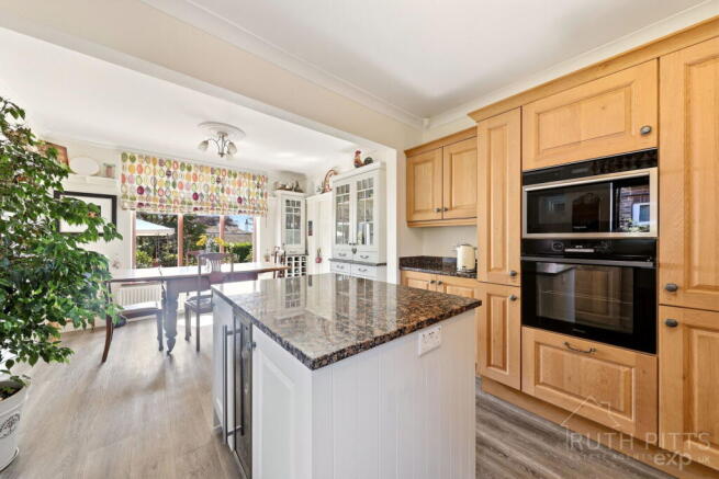 5 bed Detached for sale Image 6