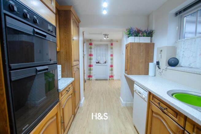 6 Scorers Close - Kitchen.jpg