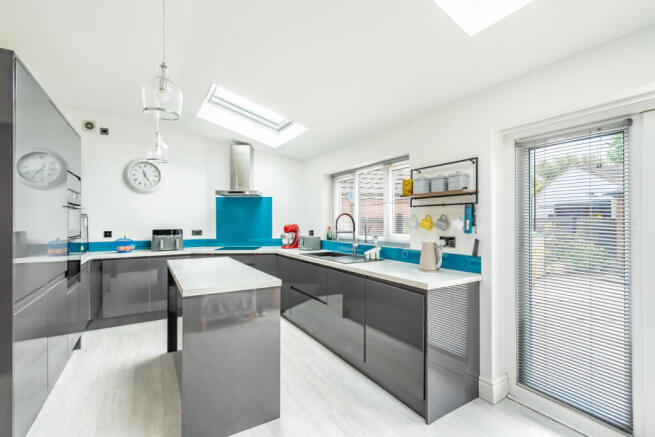 4 bed Semi-Detached for sale Image 5