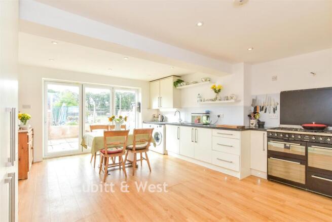Kitchen/ Dining Room
