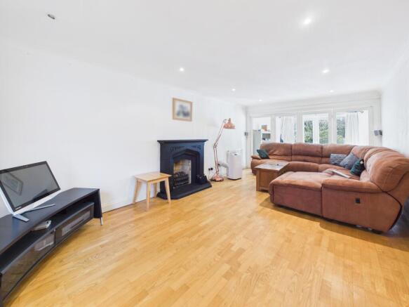 CAM04018G0-PR0464-STILL001