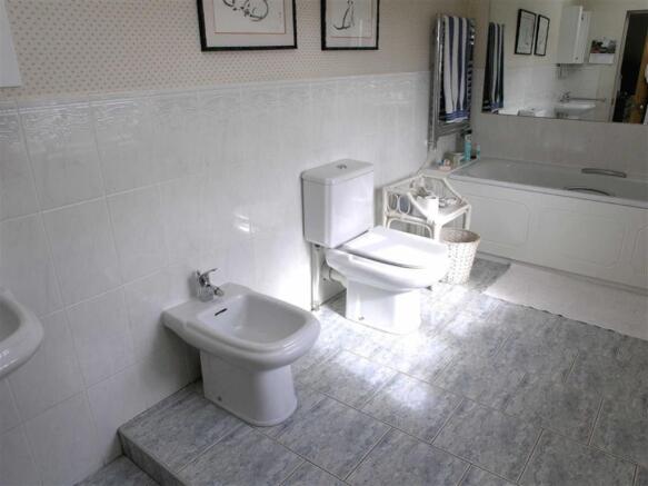 ENSUITE BATHROOM