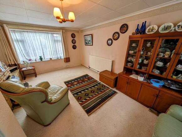 3 Firgrove Crescent lounge 2.jpg
