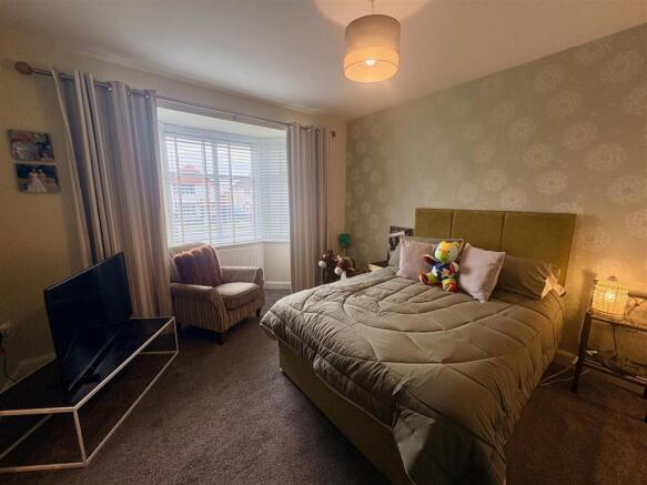 LOUNGE/BEDROOM