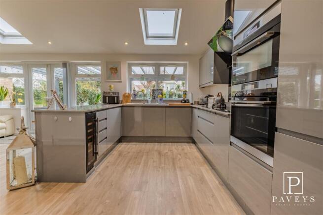 KITCHEN DINER & UTILITY