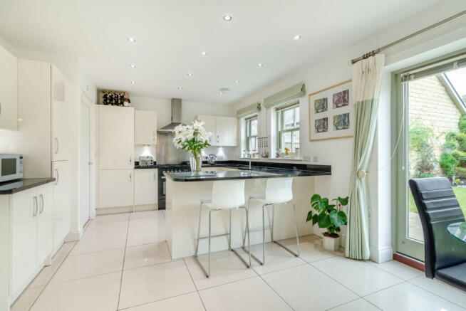 5 bed Detached for sale Image 12