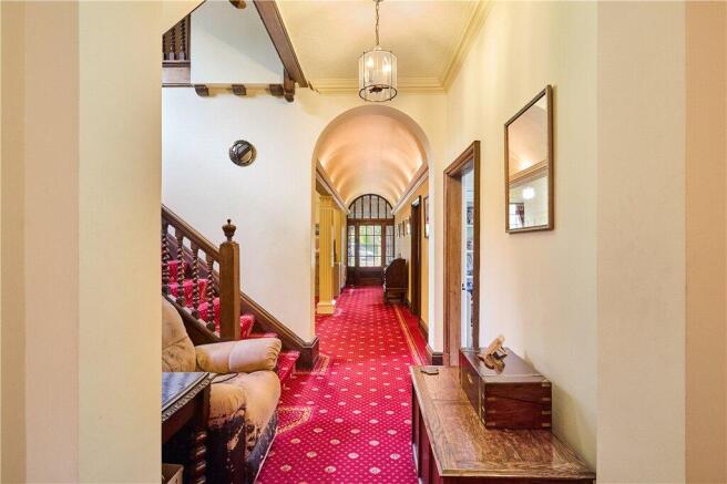 5 bed Detached for sale Image 8