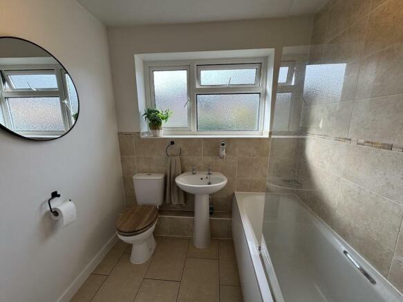 11 - Bathroom.jpg