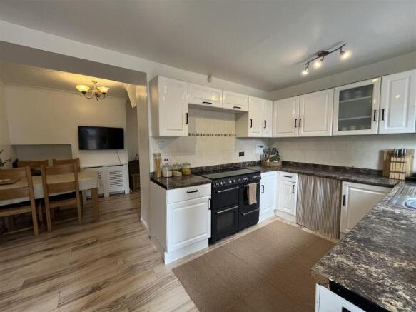 3 bed Semi-Detached for sale Image 4