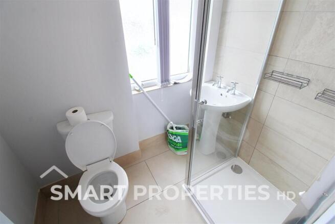 2 bed Terraced to rent Image 5