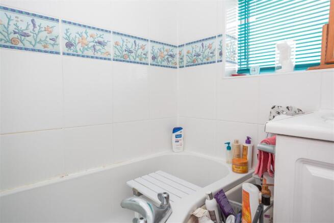 23 Willoughbys Walk Bathroom.jpg