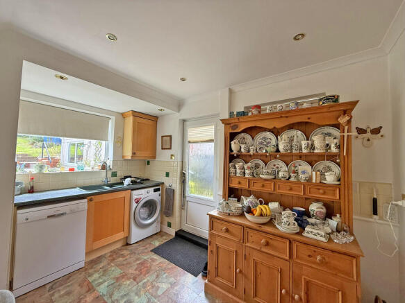 4 bed Semi-Detached for sale Image 4