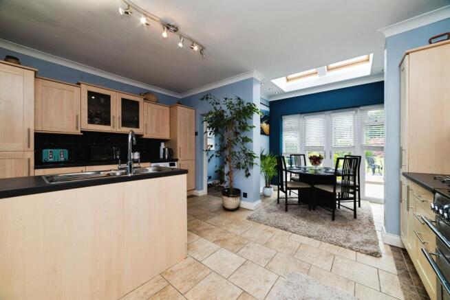 4 bed Detached for sale Image 4
