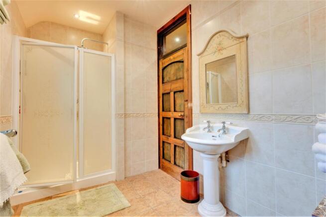 FAMILY SHOWER ROOM