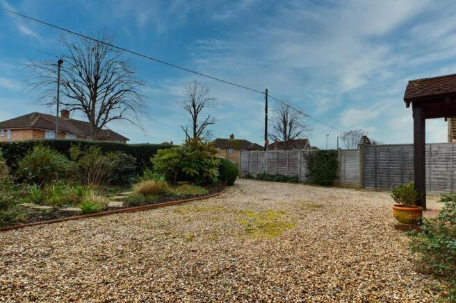 Driveway/front ga...