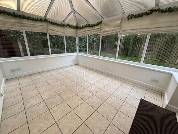4 bed House to rent Image 3
