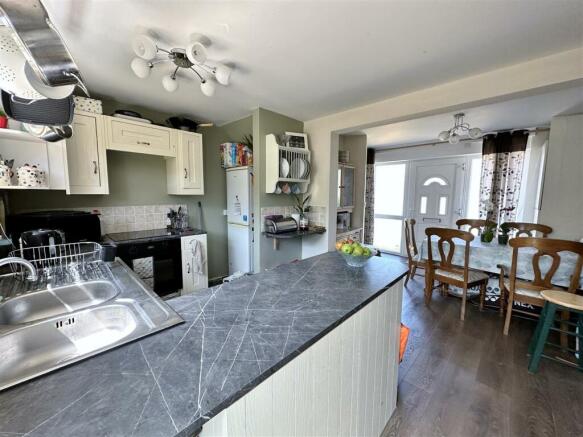 Kitchen/Dining Room: