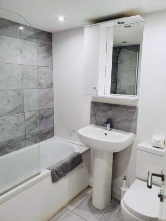 3 bed Apartment to rent Image 5