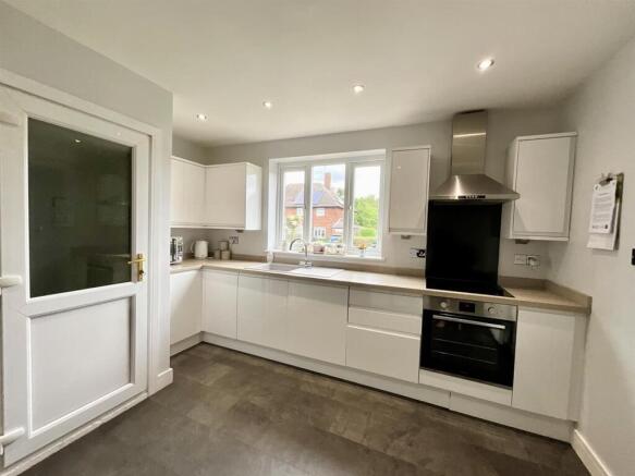 5 - kitchen.jpg
