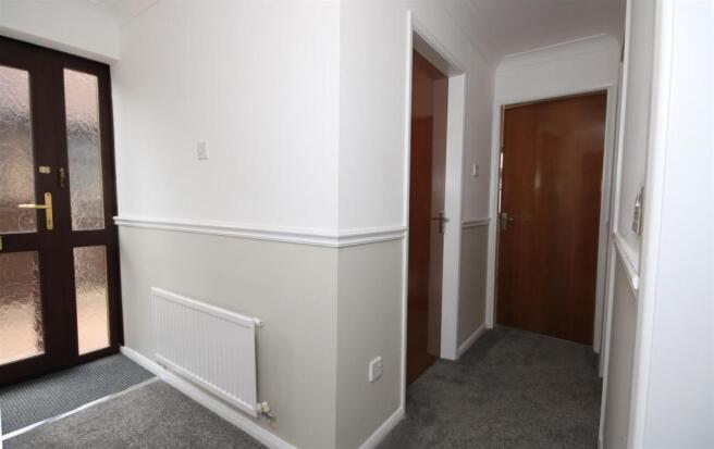 'L' SHAPED ENTRANCE HALL