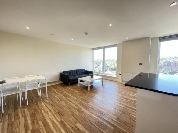 2 bed Apartment to rent Image 8