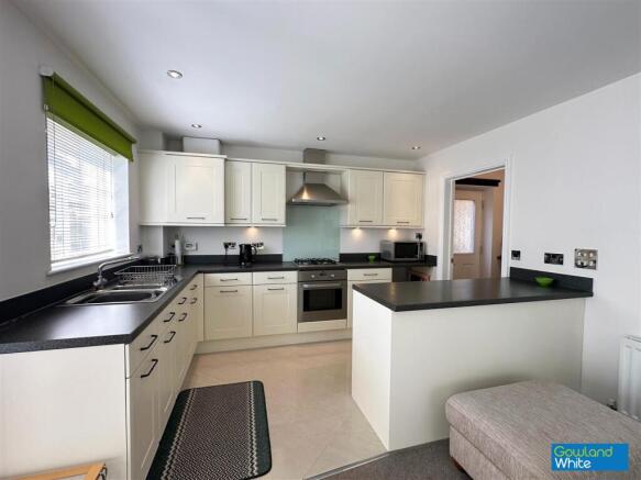 4 bed Detached for sale Image 5