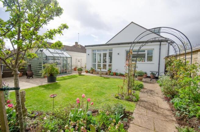 Rear garden pic 4.jpg