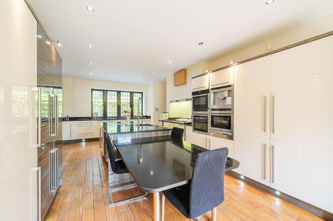 6 bed Detached for sale Image 8